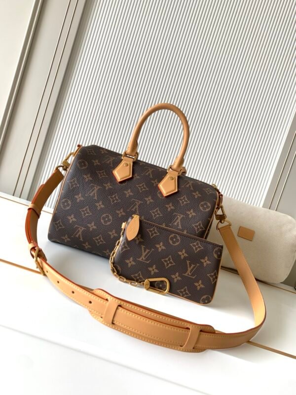 Model number M21122 vintage style. This Speedy P9 Bandoulière 30 handbag measures 32 x 22.5 x 18 cm (length x height x width).