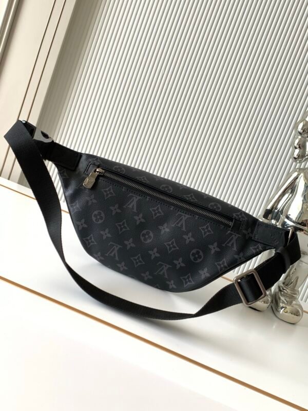 Model number M46035 - Black Pattern. This Discovery messenger bag is made of Monogram Eclipse canvas. Dimensions: 44 x 15 x 9 cm (length x height x width).