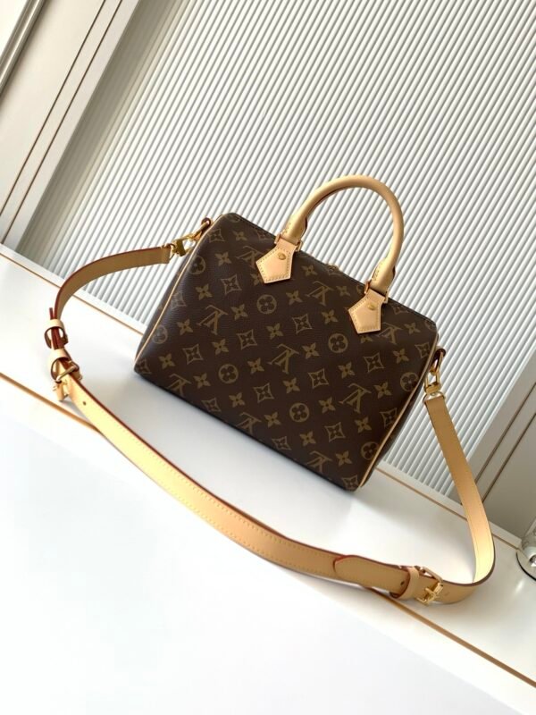 Model number M46977 - the Oldie Speedy series handbag was originally designed for travelers. By using this name, it pays tribute to the booming subway system of the 1930s. Dimensions: 25 x 19 x 15 cm (length x height x width)