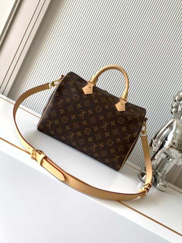 Model number M46980 - the Speedy series handbag - was originally designed for travelers in the 1930s. Its name originated from the rapidly developing subway system at that time. Dimensions: 30 x 21 x 17 cm (length x height x width)