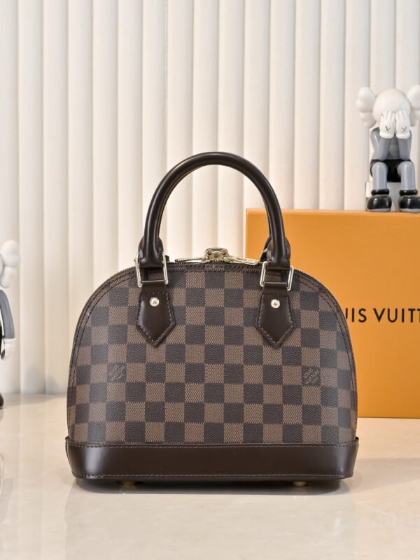 1 Double-sided color-changing yellow leather N41221, Agge M53152, presbyopic. This charming Alma BB handbag measures 25x19x12 centimeters (length x height x width).