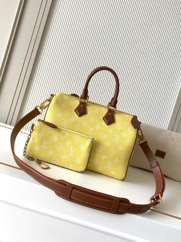 Model number M15242 - Yellow with Brown. This Speedy P9 Bandoulière 30 handbag measures 32 x 22.5 x 18 cm (length x height x width).