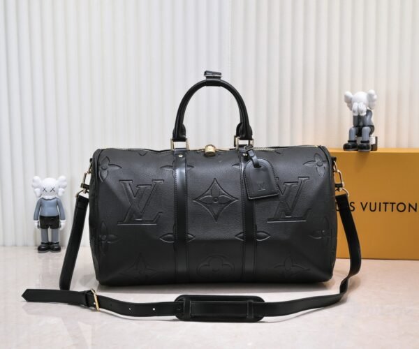 N44810 45532 upgraded version 45cm imported top-grade cowhide black patterned travel bag. N41416 45532 Keepall is a classic item of the Louis Vuitton travel bag series, measuring 45x27x20cm (length x height x width).