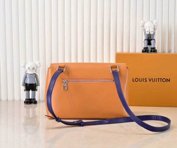 M46018 Louis Vuitton's Pochette Metis embroidered messenger bag (in orange color) belongs to the classic messenger bag series of LV. It measures 25x19x7 centimeters.
