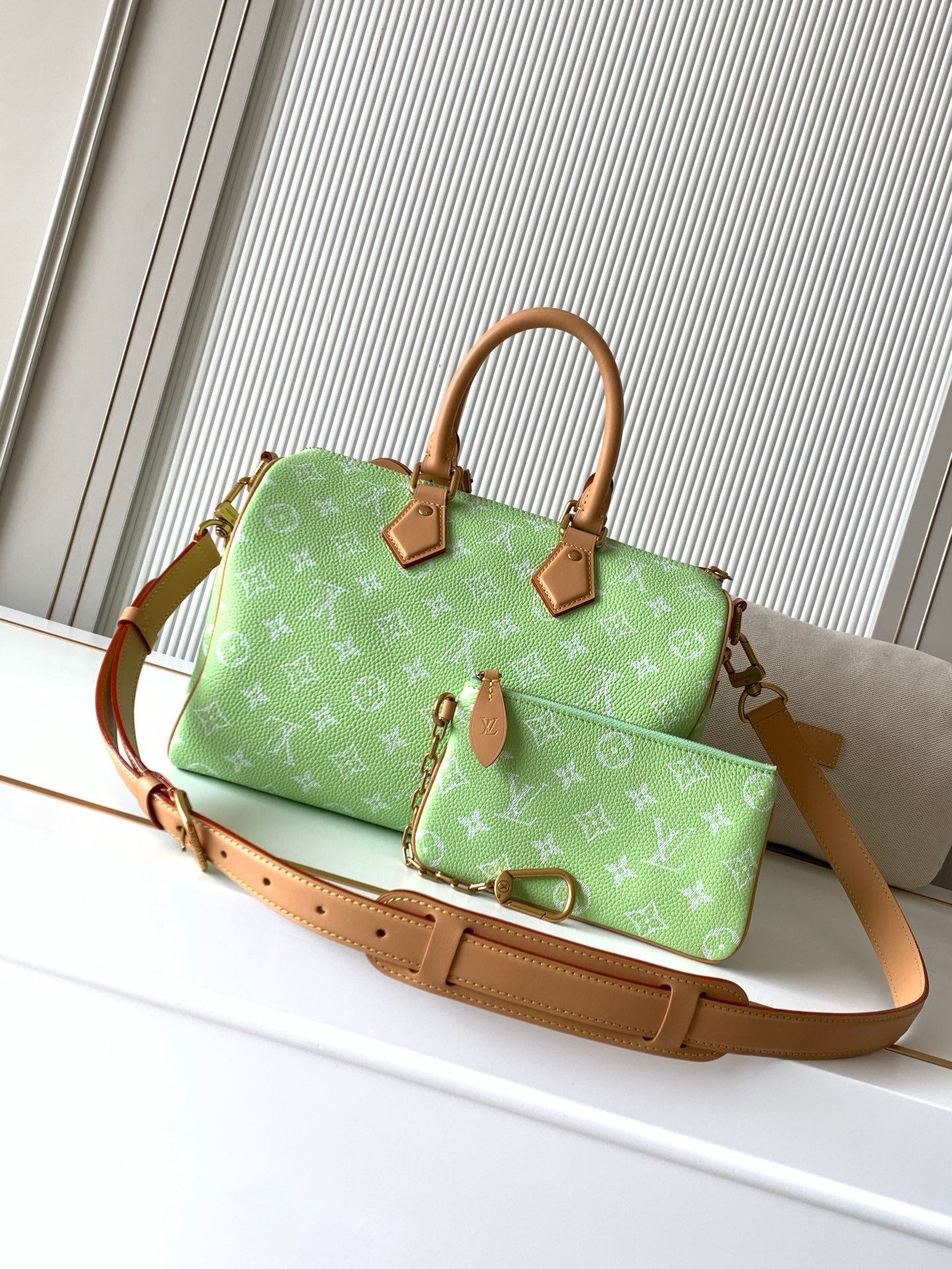 Model number M14064 Lemon Green. This Speedy P9 Bandoulière 30