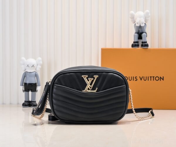 LU NEW WAVE Camera Bag M53682, M53683, M53863. Louis Vuitton wraps the New Wave camera bag in quilted calfskin to welcome the Spring Summer 2019 collection - size 21*5.5*14 ⚠