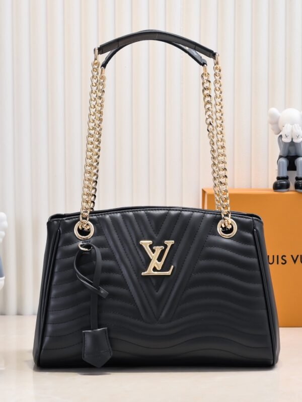 The latest embroidered masterpiece from Louis Vuitton, featuring soft embroidered shapes and a chic style of the season. 💃 Every sophisticated woman's dream 😜 Every teenage girl's dream 😱 Extremely cost-effective 👅 👅 👅: 32x22x13