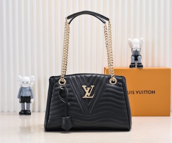 The latest embroidered masterpiece from Louis Vuitton, featuring soft embroidered shapes and a chic style of the season. 💃 Every sophisticated woman's dream 😜 Every teenage girl's dream 😱 Extremely cost-effective 👅 👅 👅: 32x22x13