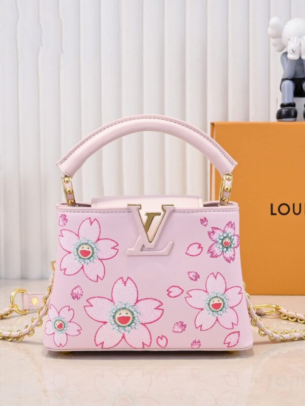 1 Capucines Mini Model: 13249 Pink Material: Plain Textured Painted Design Hardware Upgrade Highlights: LV logo, unique edge ring, intricate Monogram flowers on the flip cover. Size: 21×14×8cm