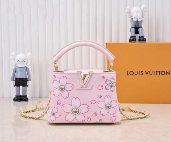 Capucines Mini Model: 13249 Pink Material: Plain Textured Painted Design Hardware Upgrade Highlights: LV logo, unique edge ring, intricate Monogram flowers on the flip cover. Size: 21×14×8cm