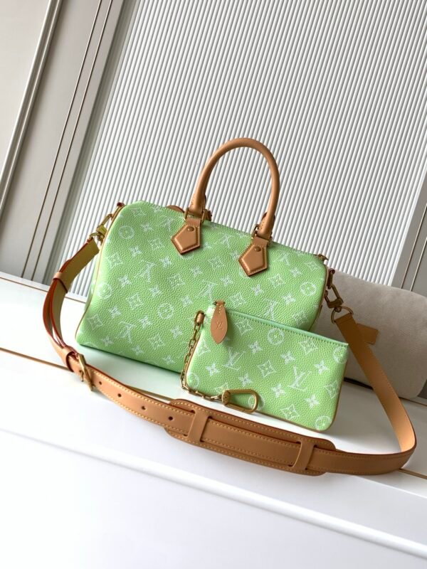 Model number M14064 Lemon Green. This Speedy P9 Bandoulière 30 handbag measures 32 x 22.5 x 18 centimeters (length x height x width).