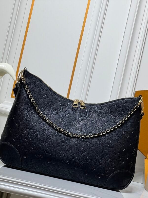 M25854 M13706 This classic Bloenne handbag has been upgraded and features a spacious GM size, making it ideal for carrying laptops and other necessities. Dimensions: 40 × 29 × 15 cm (length x height x width)