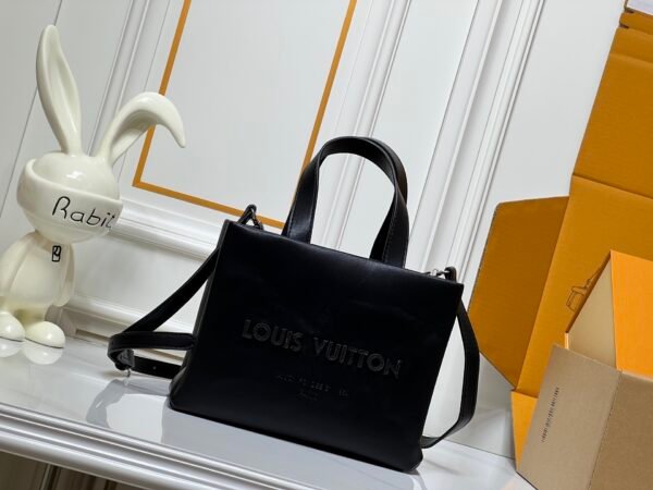 The collaboration collection by Pharrell and NIGO. The top-quality original single item of this medium-sized Shopper handbag is the same as the Louis Vuitton shopping bag, measuring 25x19x11.