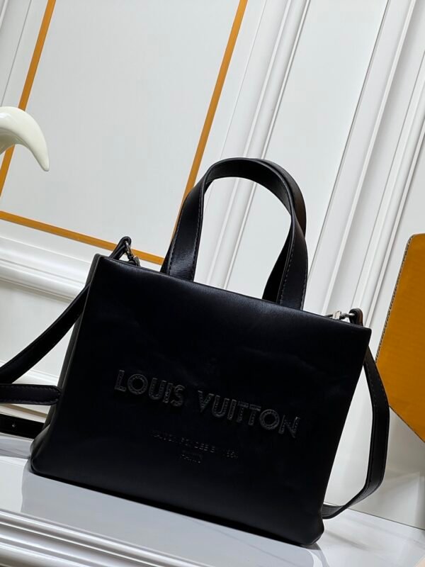 The collaboration collection by Pharrell and NIGO. The top-quality original single item of this medium-sized Shopper handbag is the same as the Louis Vuitton shopping bag, measuring 25x19x11.