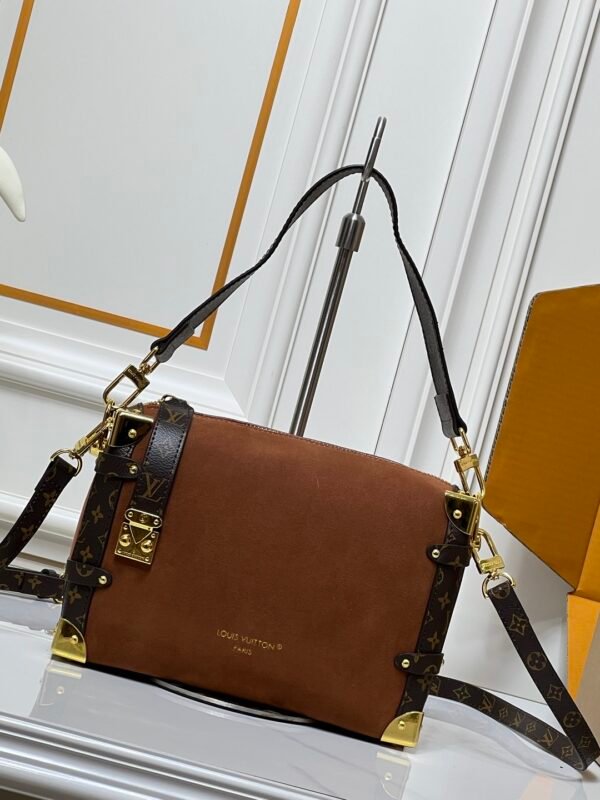 M15072, M46358. This medium-sized Side Trunk handbag is from the Back to School collection. Dimensions: 23.5 x 16 x 8.5 cm (length x height x width).