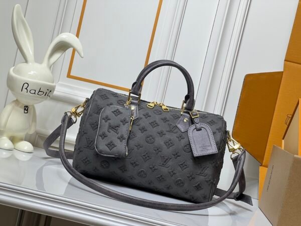 M15225 M22853 Speedy Bandoulière 30 Handbag - A refreshed version of Louis Vuitton's classic Speedy series, measuring 30x18x17 centimeters.