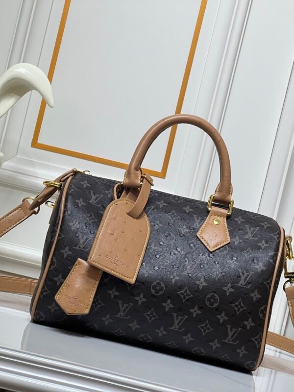 This Speedy Bandoulière 25 Monogram Leather handbag is made of soft ostrich leather. Dimensions: 25 x 15 x 15 cm (length x height x width)