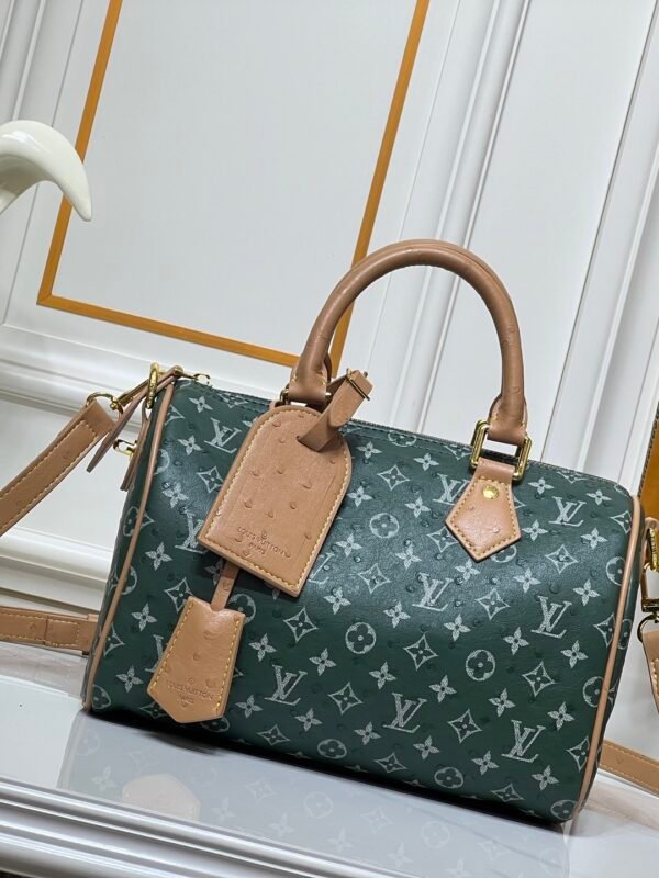 This Speedy Bandoulière 25 Monogram Leather handbag is made of soft ostrich leather, measuring 25 x 15 x 15 centimeters (length x height x width).