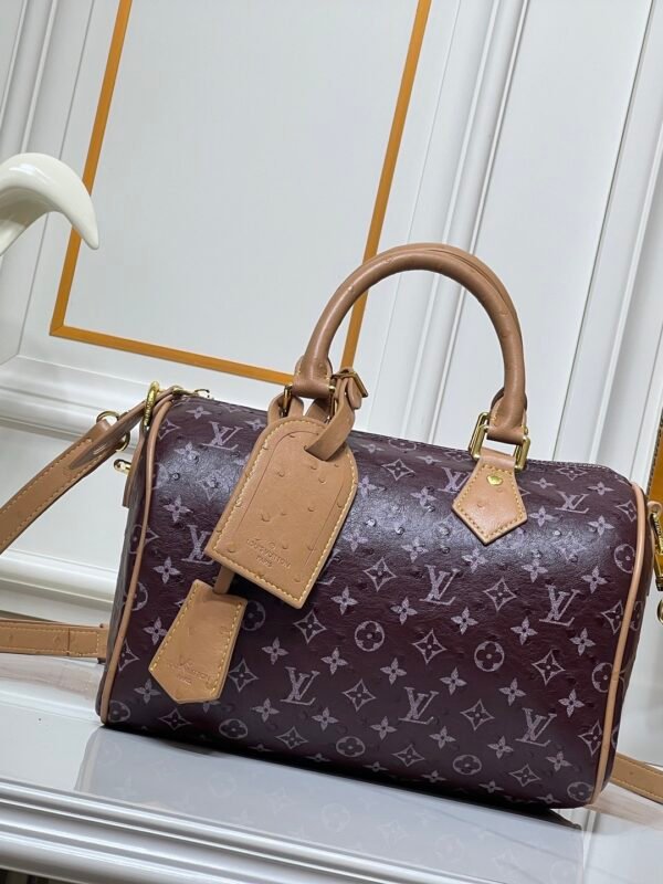 This Speedy Bandoulière 25 Monogram Leather handbag is made of soft ostrich leather, measuring 25 x 15 x 15 centimeters (length x height x width).