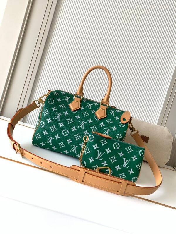 Model number M14077 - Dark Green. This Speedy P9 Bandoulière 30 handbag measures 32 x 22.5 x 18 centimeters (length x height x width).