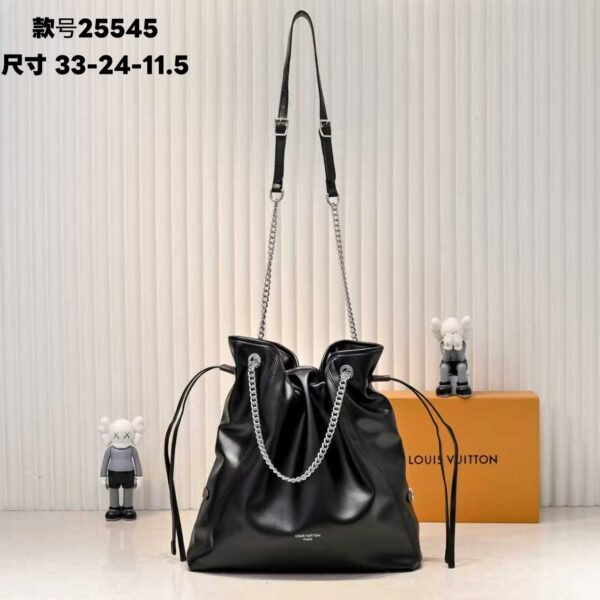 M25545 This model of the LV Vibe series introduces the Off Duty backpack, which is crafted with sheepskin to create a casual style, making it an excellent choice for daily outings. The lustrous jewelry-like chains featuring the LV Circle logo add a touch of elegance, and it can also be easily converted into a single-shoulder bag. Dimensions: 33.0 x 24.0 x 11.5 cm (length x height x width)