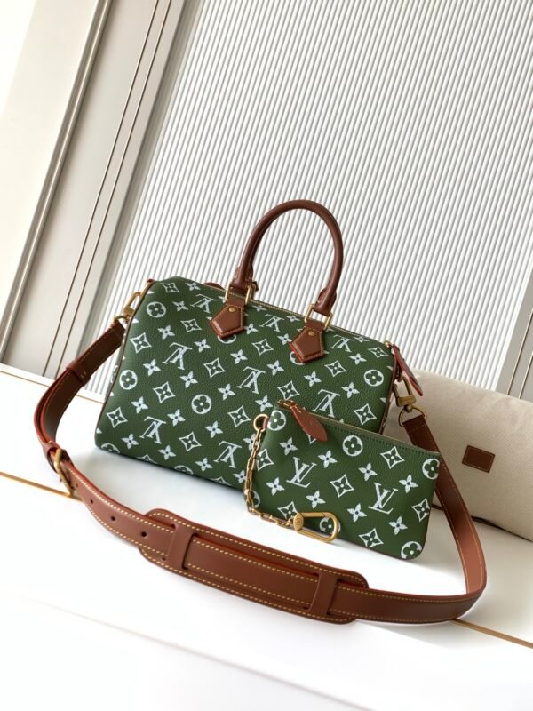 Style No. M15241 Military Green. This Speedy P9 Bandoulière 30 handbag measures 32 x 22.5 x 18 cm (length x height x width).