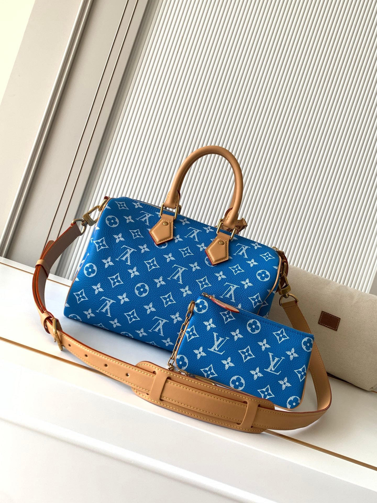 Model number M14074 – Blue color. This Speedy P9 Bandoulière 30