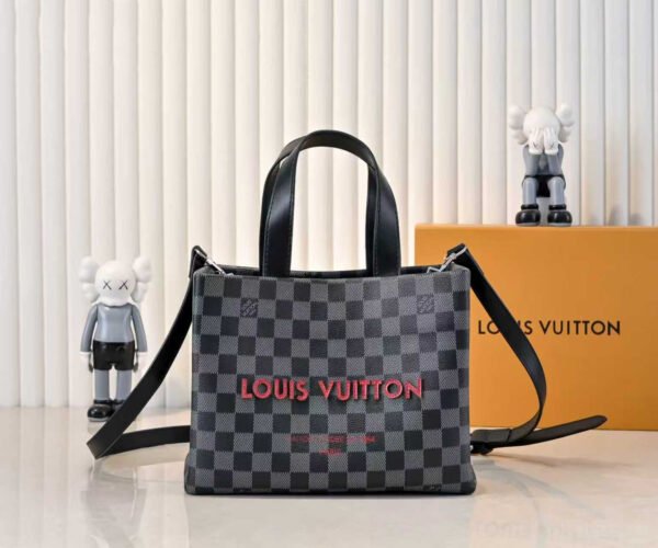 The collaboration collection by Pharrell and NIGO.The collaboration collection by Pharrell and NIGO. The top-quality original single item of this medium-sized Shopper handbag, which is the same as the Louis Vuitton shopping bag. The top-quality original single item of this medium-sized Shopper handbag, which is the same as the Louis Vuitton shopping bag.