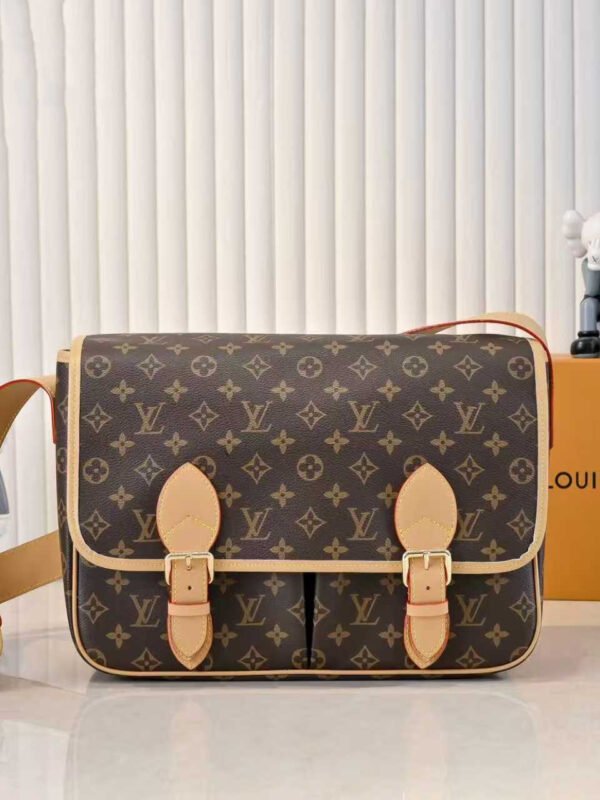 The classic Gibecière handbag from the 1990s: 24 x 12 x 35.5 cm (height x width x length)