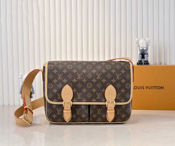 The classic Gibecière handbag from the 1990s: 24 x 12 x 35.5 cm (height x width x length)