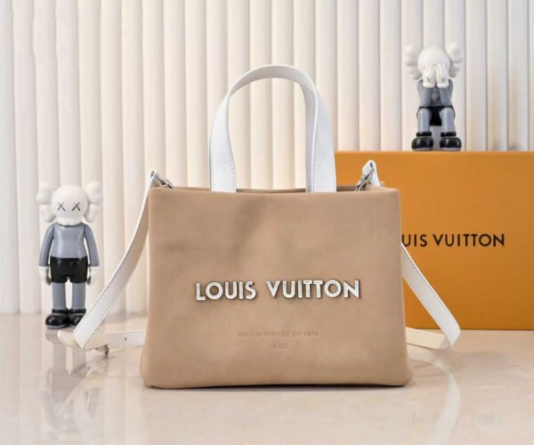 The collaboration collection by HARREL and NIGO features a top-quality original item - the medium-sized handbag of the Shopper series.The collaboration collection by HARREL and NIGO features a top-quality original item - this medium-sized Shopper handbag, which is the same as the Louis Vuitton shopping bag. It is the same as the Louis Vuitton shopping bag.