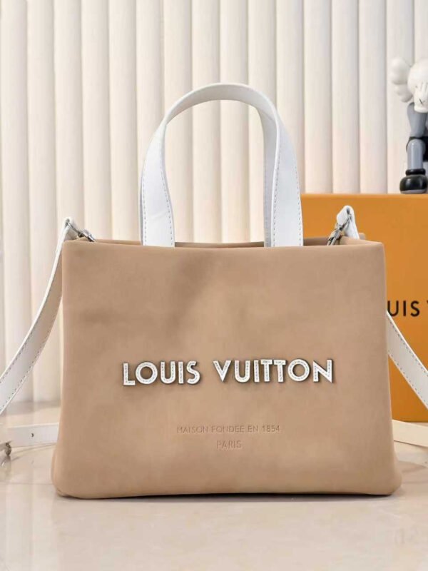 The collaboration collection by HARREL and NIGO features a top-quality original item - the medium-sized handbag of the Shopper series.The collaboration collection by HARREL and NIGO features a top-quality original item - this medium-sized Shopper handbag, which is the same as the Louis Vuitton shopping bag. It is the same as the Louis Vuitton shopping bag.