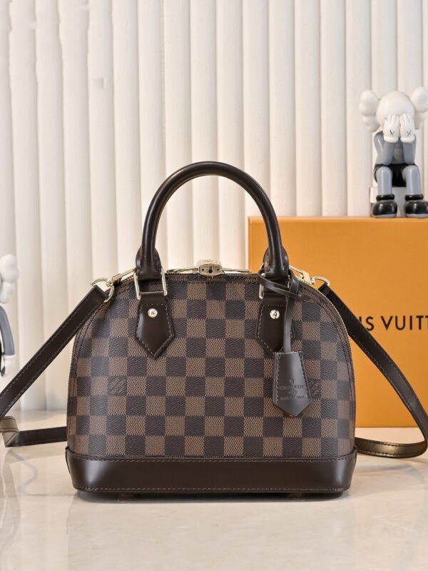 1 Double-sided color-changing yellow leather N41221, Agge M53152, presbyopic. This charming Alma BB handbag measures 25x19x12 centimeters (length x height x width).