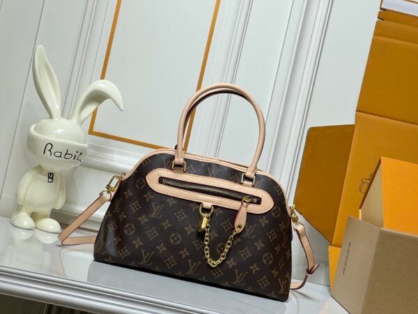 Small size M15208 M25774 This Louis Vuitton Ever More PM handbag measures 28x18x12 cm.