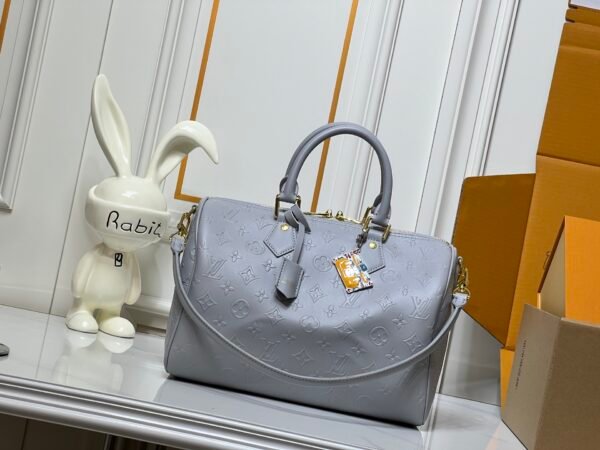 M25670 M40391 This Speedy Soft 30 handbag is made of cowhide and features springtime fresh colors: 30.0 x 21.0 x 17.0 cm (length x height x width)