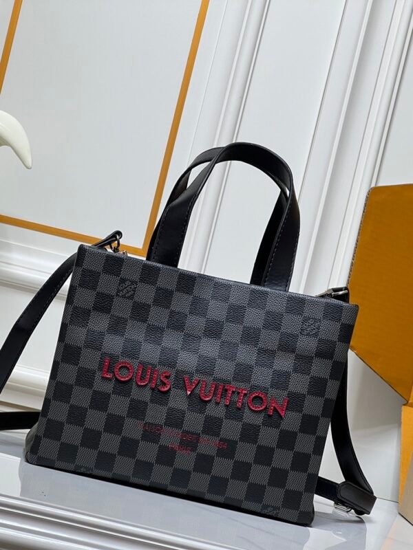 M13940  This top-quality original item from the collaboration collection by Pharrell and NIGO. The large-sized handbag "Shopper" measures 25x19x11 in size, suitable for shopping at Louis Vuitton.