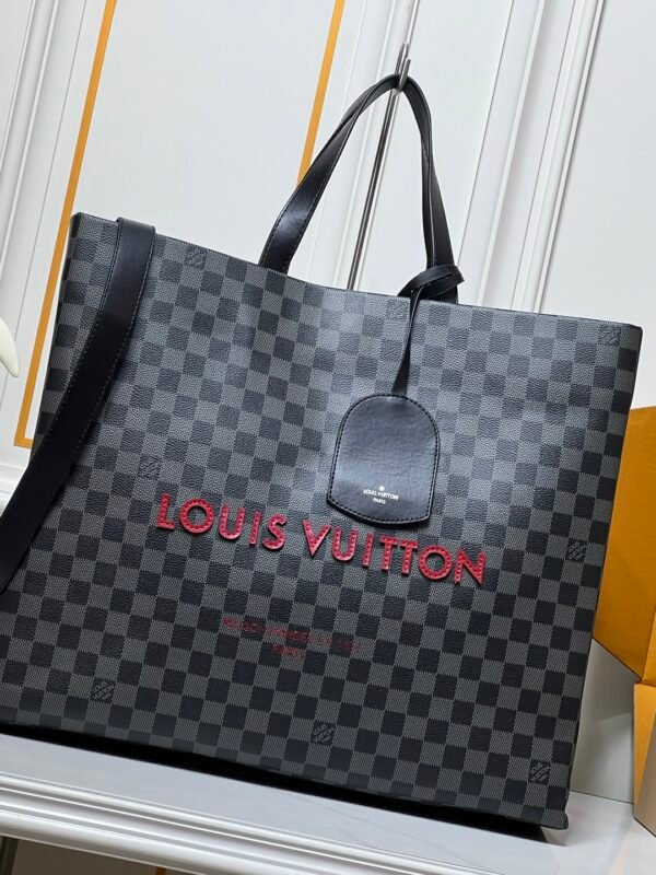 M24457 This medium-sized shopper bag is made by Louis Vuitton and measures 42x34x16 cm.