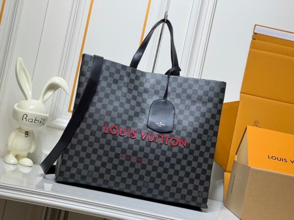 M24457 This medium-sized shopper bag is made by Louis Vuitton and measures 42x34x16 cm.