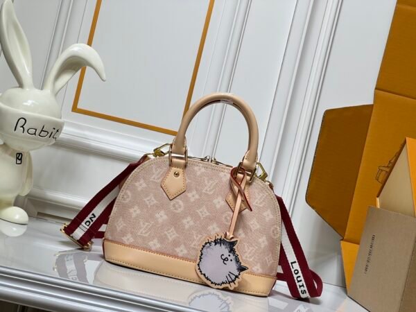 Alma BB handbag M99021 M82348, a creative masterpiece from the Louis Vuitton Catogram collection, measures 23.5 x 17 x 11 cm.