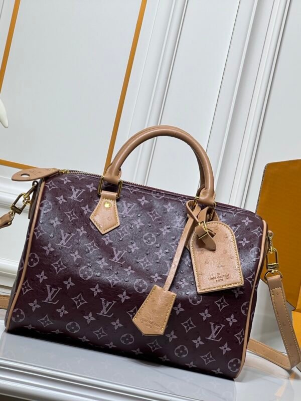 This Speedy Bandoulière 30 Monogram Leather handbag is made of soft ostrich leather, measuring 30 x 21 x 17 centimeters (length x height x width).