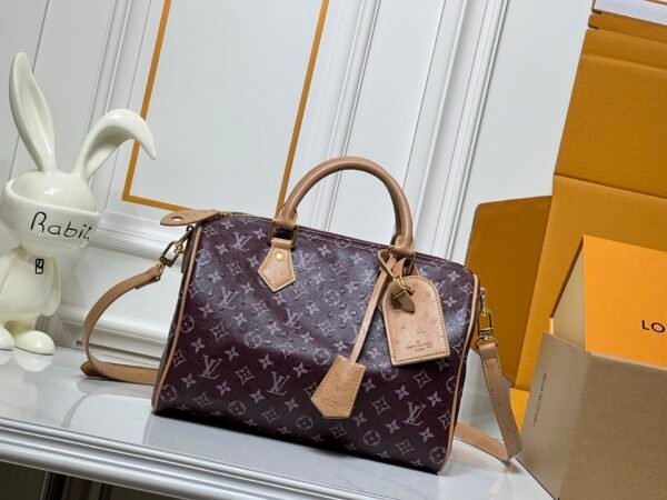This Speedy Bandoulière 30 Monogram Leather handbag is made of soft ostrich leather, measuring 30 x 21 x 17 centimeters (length x height x width).
