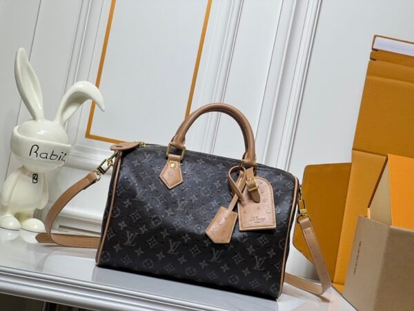 This Speedy Bandoulière 30 Monogram Leather handbag is made of soft ostrich leather. The dimensions of this bag are 30 x 21 x 17 centimeters (length x height x width).