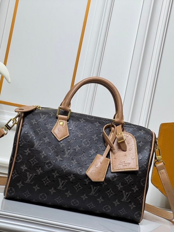 This Speedy Bandoulière 30 Monogram Leather handbag is made of soft ostrich leather. The dimensions of this bag are 30 x 21 x 17 centimeters (length x height x width).