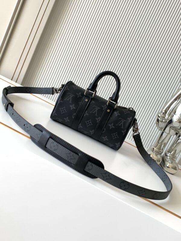 Model Number M45947 - Black Pattern. This handbag is made of Monogram Eclipse Reverse fabric, presenting the classic style of the Keepall travel bag in a compact design. Dimensions: 21×12×9cm.