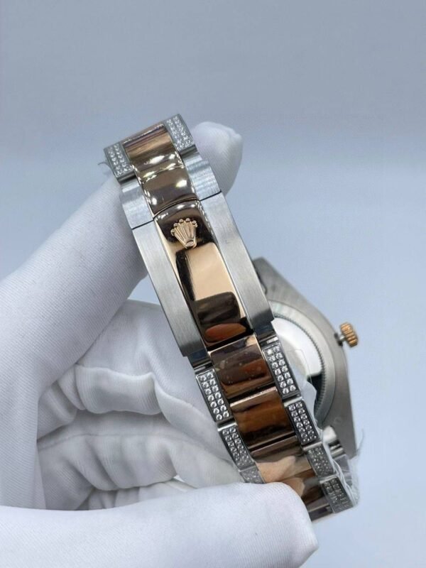 The new log features a diamond icon and a new style strap  41mm