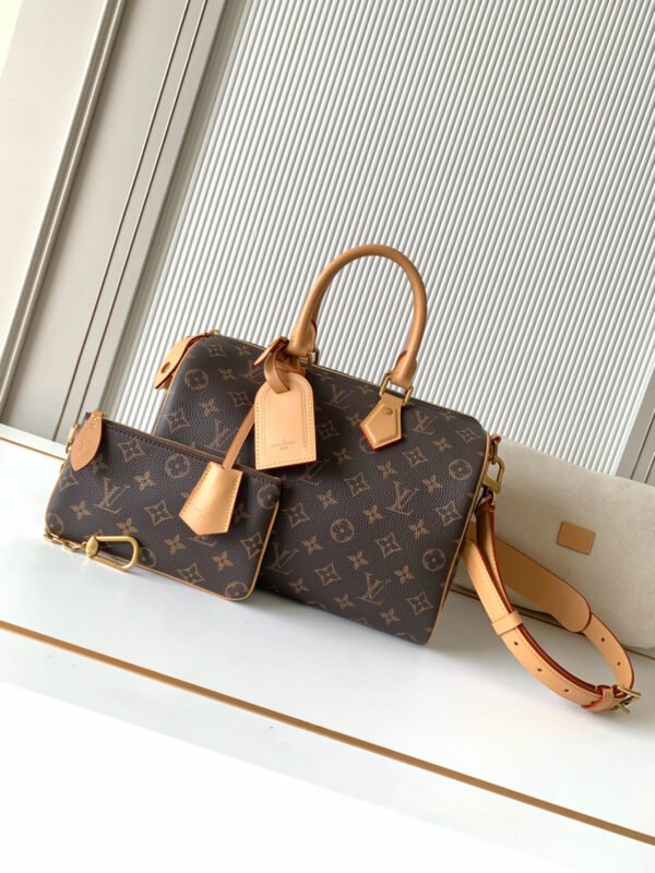 Model number M21122 vintage style. This Speedy P9 Bandoulière 30 handbag measures 32 x 22.5 x 18 cm (length x height x width).