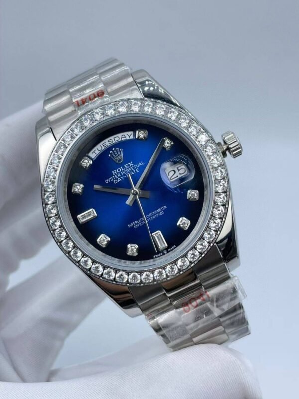 New Sunday Calendar Type     Set with diamonds  41mm