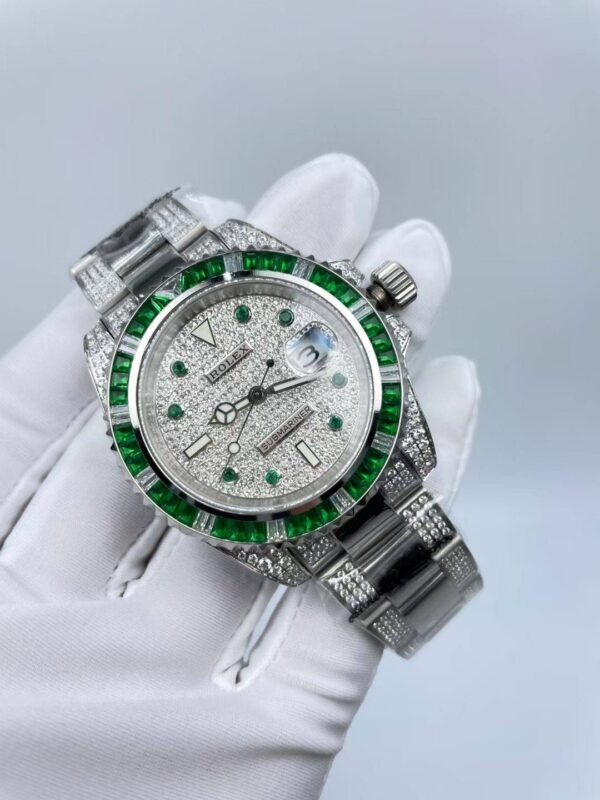 The new Rolex Submariner "Aurora" model has a size of 40mm. The new strap design features diamonds on both sides and a shiny center section.