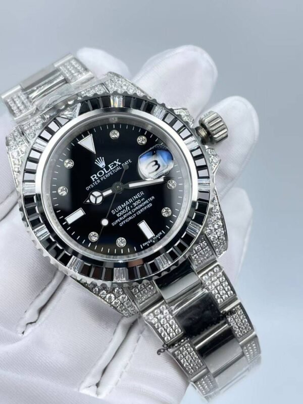 The new Rolex Submariner model, with a size of 40mm. The new strap design: diamonds on both sides + shiny center.