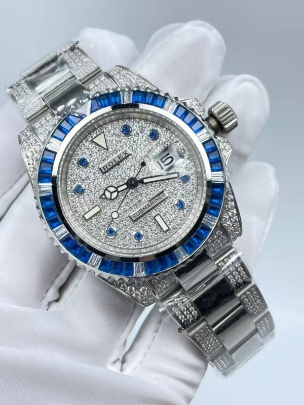 The new Rolex Submariner "Aurora" model has a size of 40mm. The new strap design features diamonds on both sides and a shiny center section.